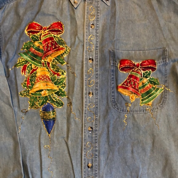 CHRISTMAS Button Up 🎄 - Picture 2 of 5